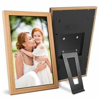 Digital photo frame displaying a woman and child